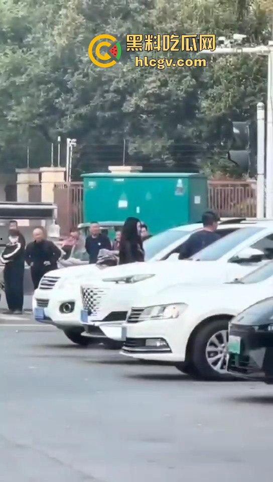 苏州情侣停车场上演跪地求饶两极反转成当街暴揍!黑丝高跟女不依不饶,男友按地上皮带伺候!-4