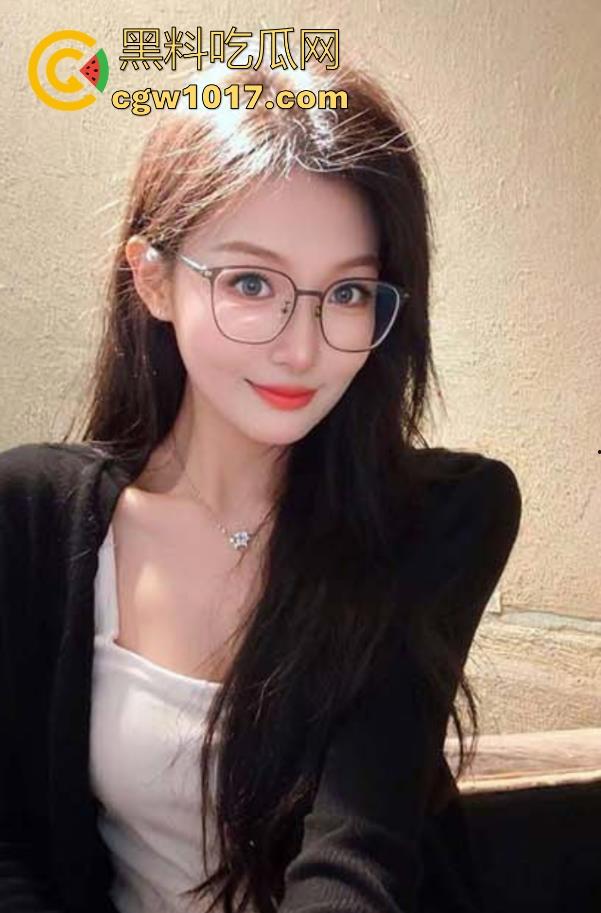 和嫂子很肆无忌惮偷情，开门操被人偷听，楼道转转战回房间继续，没忍住又一次射到嫂子的骚逼里！-1