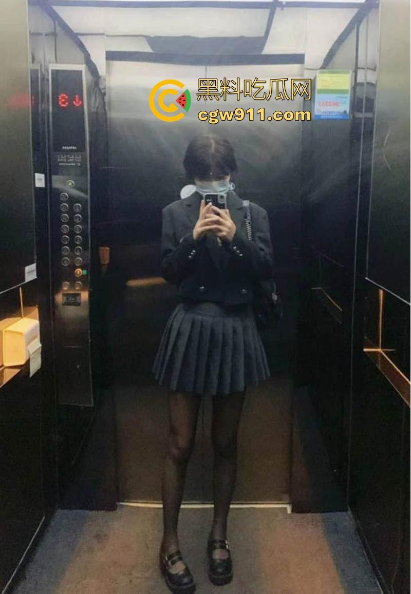 成都骚母狗少妇挑战多人运动,3P内射口爆M属性拉满,巨乳翘臀无套爆操,淫叫声充满了整个房间!-1