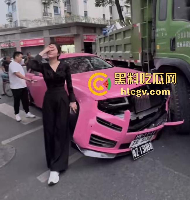 独家爆料！全网找的粉色劳斯莱斯车主现身！潮汕富婆朱根草，撞大货车全责判司机，赔偿费恐破百万！-15
