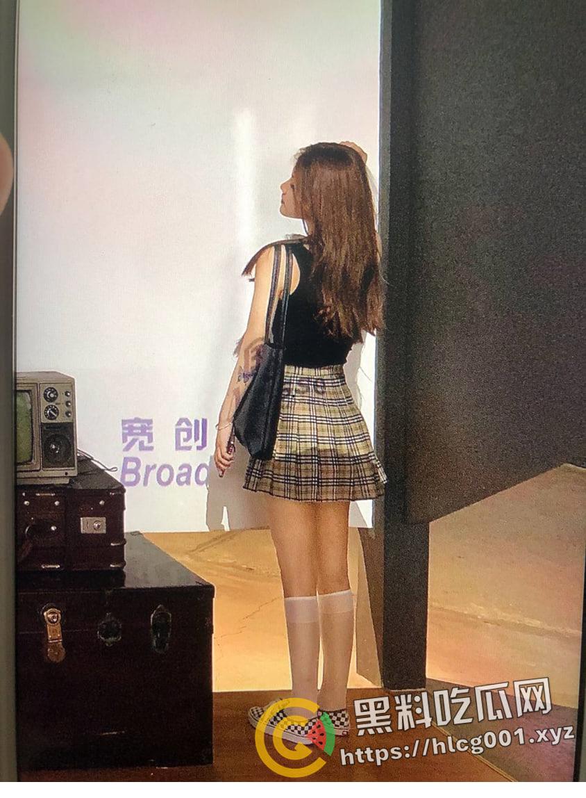 湖南大学反差大三学姐 白天精致的冰冷女神 晚上可怜的臭母狗 喉咙都被草肿了 视频遭流出-3