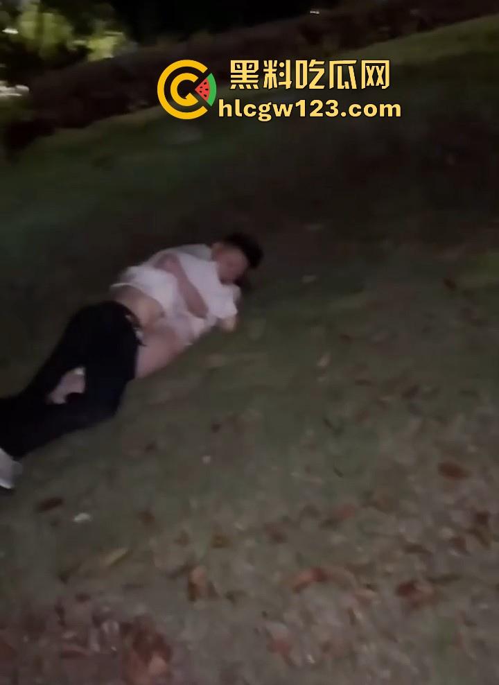 520浪漫野战翻车！情侣草地激情正嗨 老哥发现偷拍吓得秒起身 妹子手忙脚乱穿衣 屁股还露一半！-1