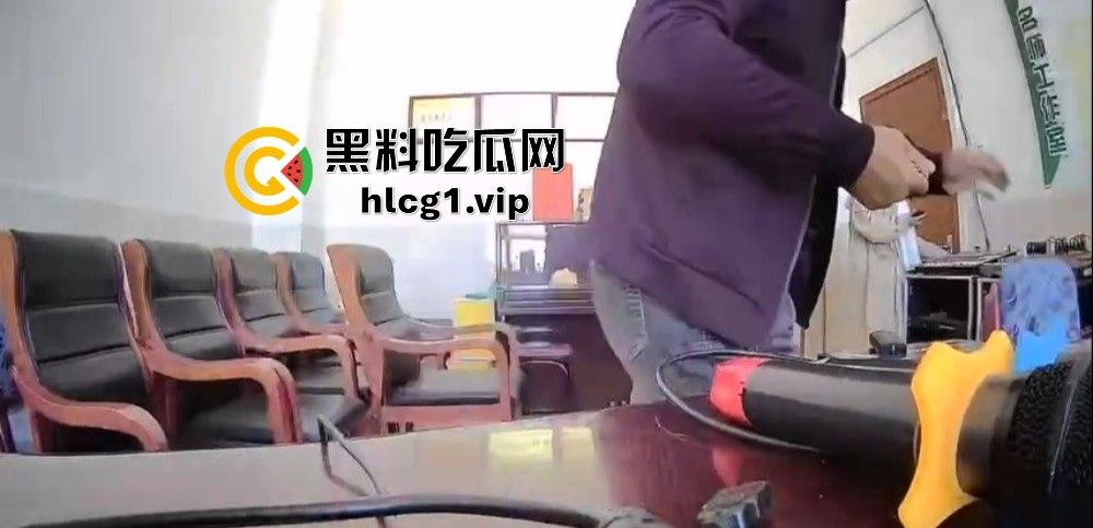 河南郑州三中教导主任竟在办公室‘办事做爱’!与老师讨论工作变干逼,摄像头全程记录!-1