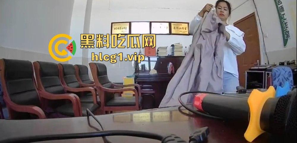 河南郑州三中教导主任竟在办公室‘办事做爱’!与老师讨论工作变干逼,摄像头全程记录!-3