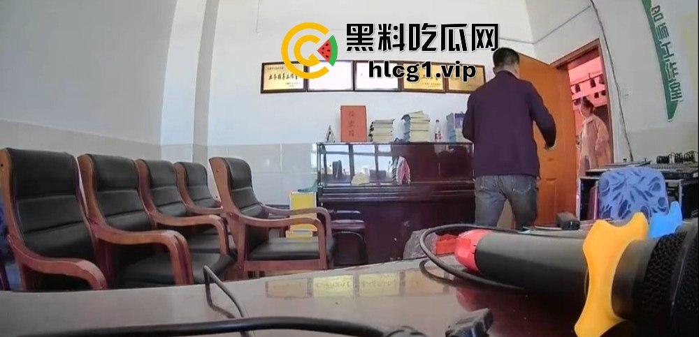 河南郑州三中教导主任竟在办公室‘办事做爱’!与老师讨论工作变干逼,摄像头全程记录!-10