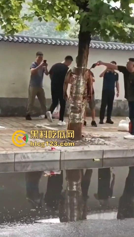 城里人的离谱操作！脱光缠树上撒面粉，这画面简直像缅北逃猪仔被抓！-1