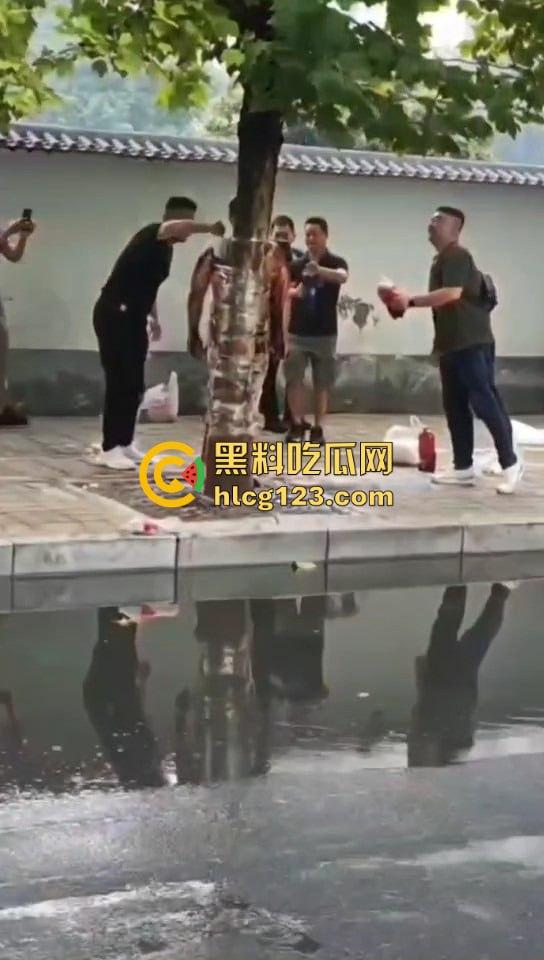 城里人的离谱操作！脱光缠树上撒面粉，这画面简直像缅北逃猪仔被抓！-6