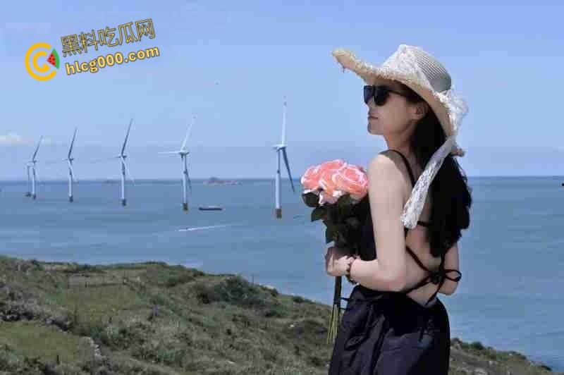 武汉东西湖人妻【胡丽】，出轨地铁司机老公，少妇逼毛旺盛淫水超多，约炮大屌猛操骚逼，表情销魂淫荡！-1