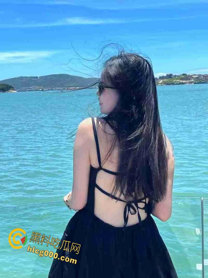 武汉东西湖人妻【胡丽】，出轨地铁司机老公，少妇逼毛旺盛淫水超多，约炮大屌猛操骚逼，表情销魂淫荡！-3