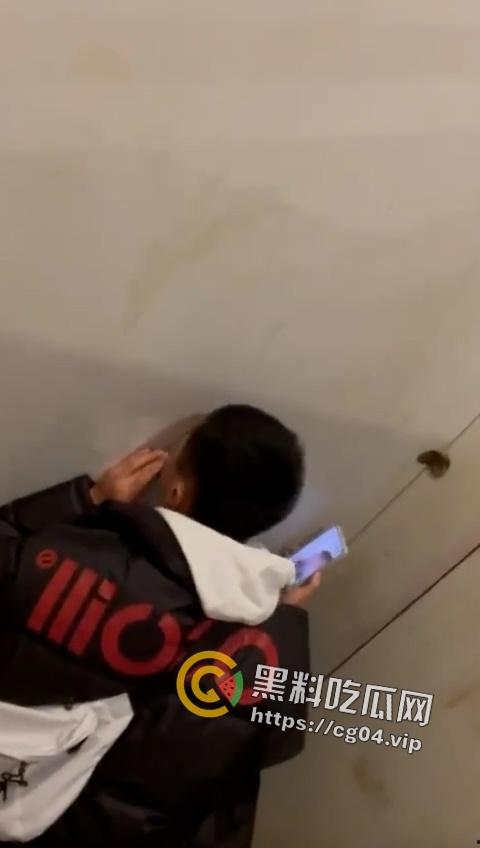 鸟洞！又在各地厕所复苏  属于男同的畸形浪漫  甚至还有不少中男人  生活所迫还是个性使然-5