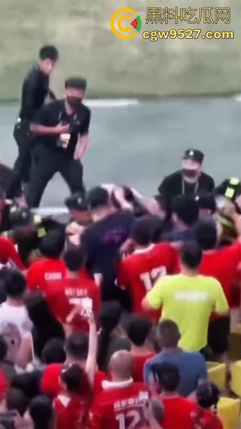 四川成都足协杯半决赛，蓉城vs河南，看台球迷发生大规模冲突，多人互殴有球迷跳入场内被带走！-3