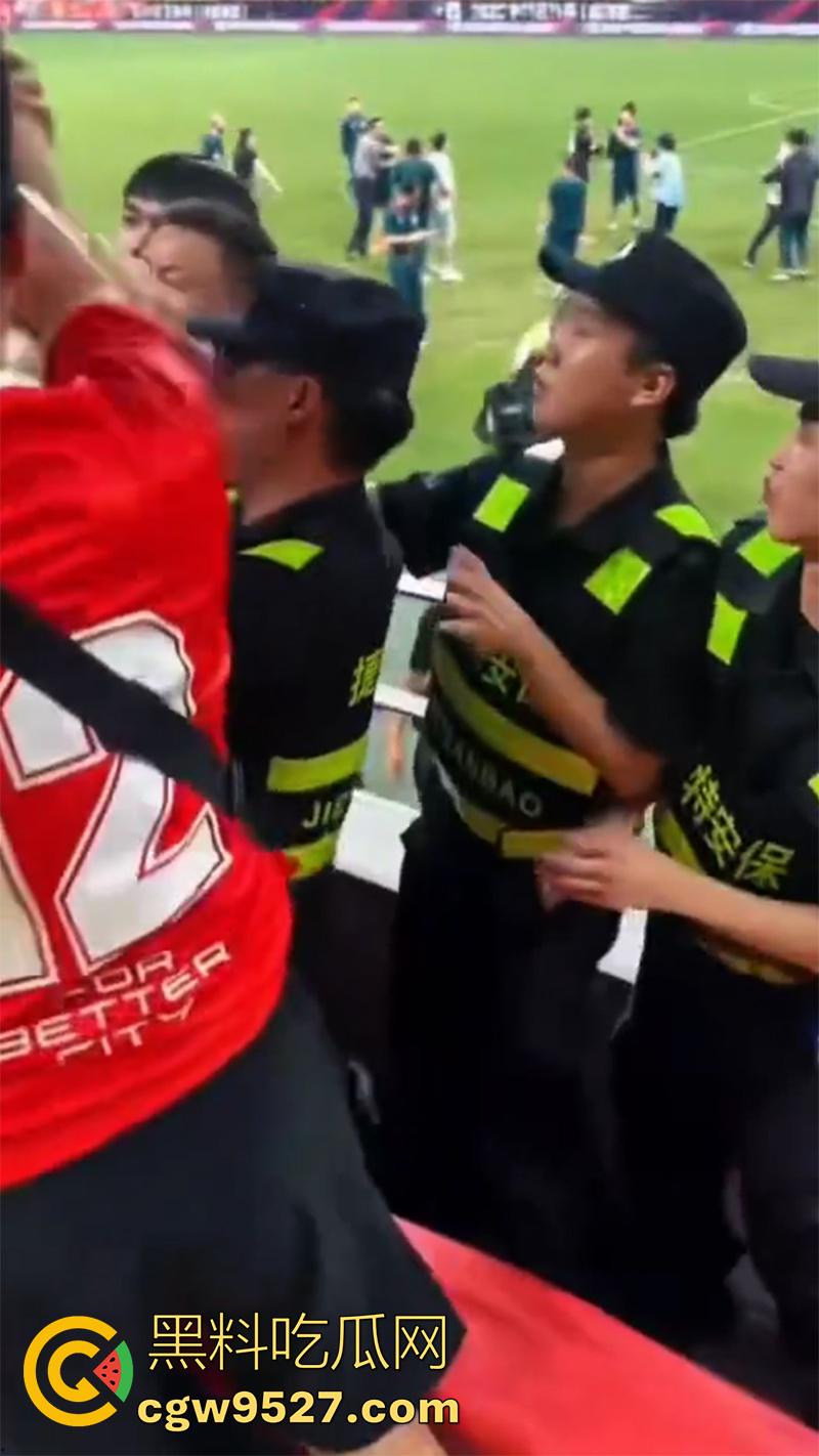 四川成都足协杯半决赛，蓉城vs河南，看台球迷发生大规模冲突，多人互殴有球迷跳入场内被带走！-5