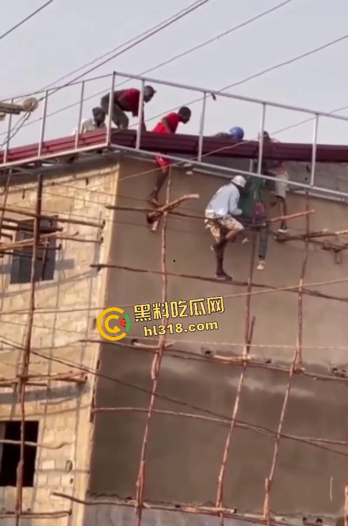 伊拉克楼顶救人变惨剧！几人逞英雄妄图逆天救命，却遭高压电线电击，直接当场坠落，被救的人还在半空！-4