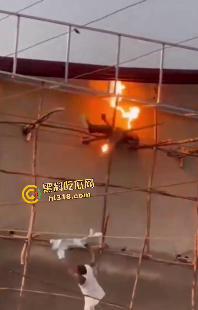 伊拉克楼顶救人变惨剧！几人逞英雄妄图逆天救命，却遭高压电线电击，直接当场坠落，被救的人还在半空！-7