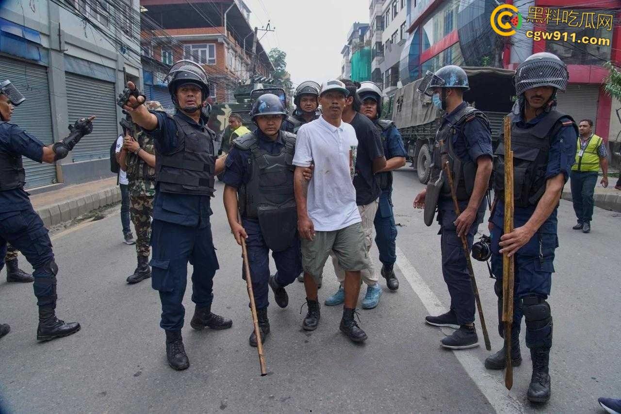 尼泊尔囚犯监狱大逃亡，大会党外交部长被抗议者殴打，街头瞬间变成危机四伏的战场，暴乱失控全国沦陷！-4