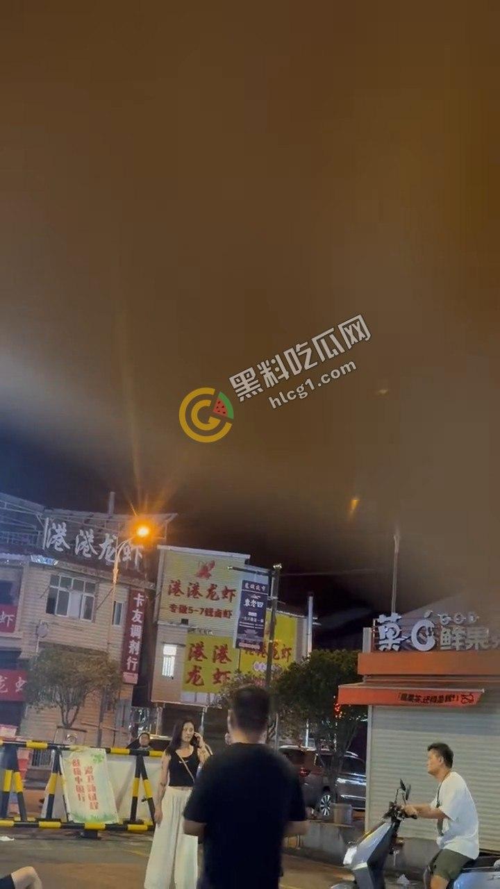 湘潭市岳塘区步行街群殴惊现!“湘潭最猛电动车”引爆街头斗殴,路人纷纷化身吃瓜群众-1