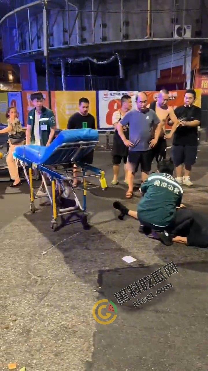 湘潭市岳塘区步行街群殴惊现!“湘潭最猛电动车”引爆街头斗殴,路人纷纷化身吃瓜群众-6