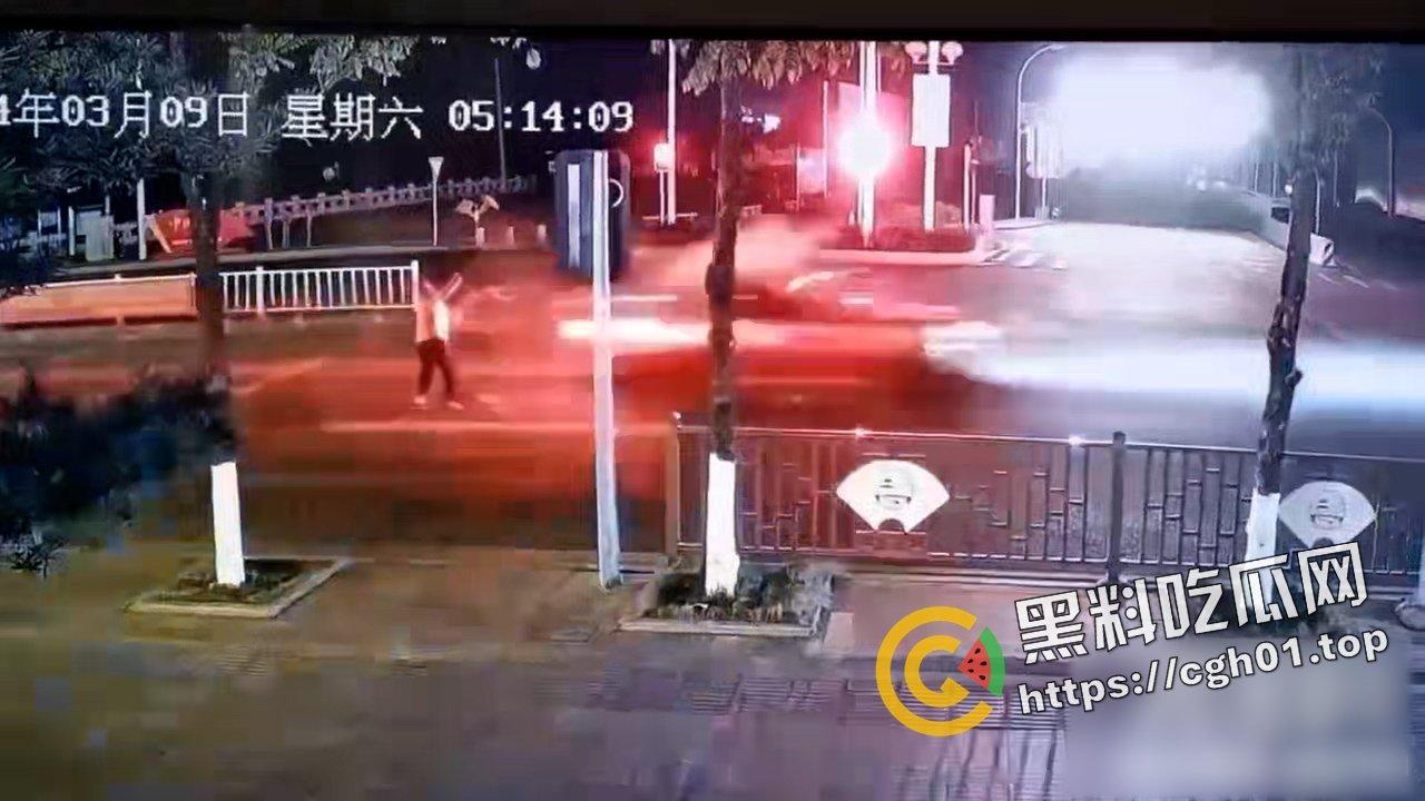 随时下架！广东富二代驾驶阿尔法罗密欧车速过快撞飞两个横穿马路的老太太！-3