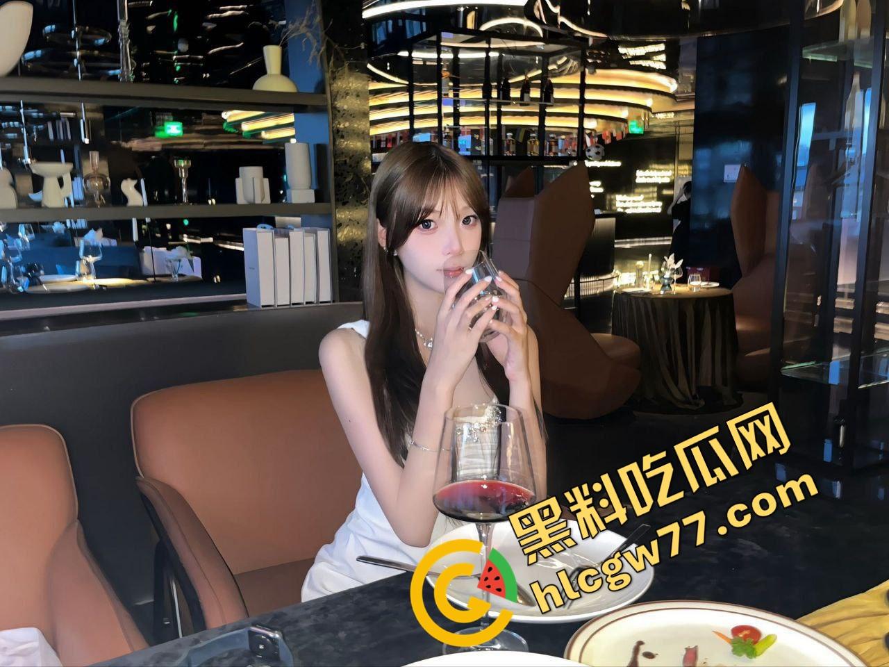 网友投稿聊了俩月终于约上极品少妇,结果床上骚得开口叫爸爸,老哥爆操根本刹不住!-3