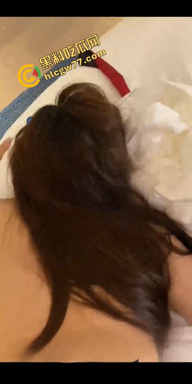 网友投稿聊了俩月终于约上极品少妇,结果床上骚得开口叫爸爸,老哥爆操根本刹不住!-7