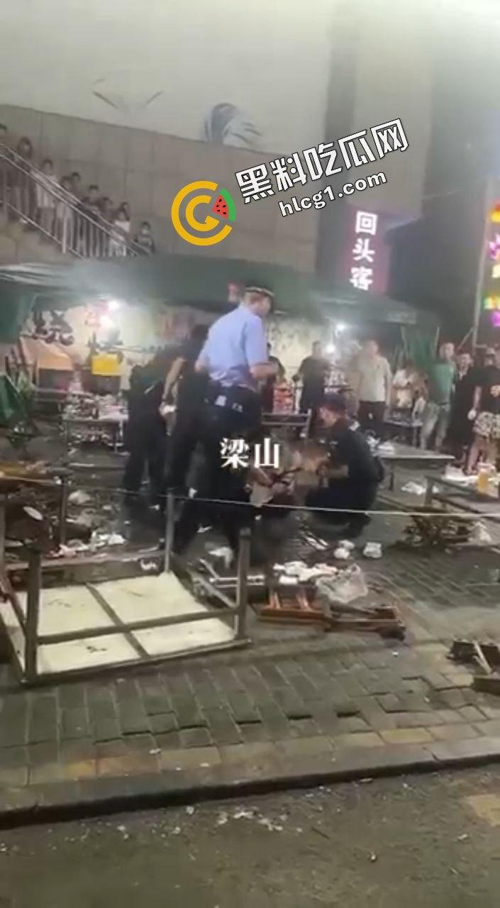 山东济宁梁山县 一男子喝醉酒砍了两个小孩和一名宝妈 现场被路人大哥暴揍-5