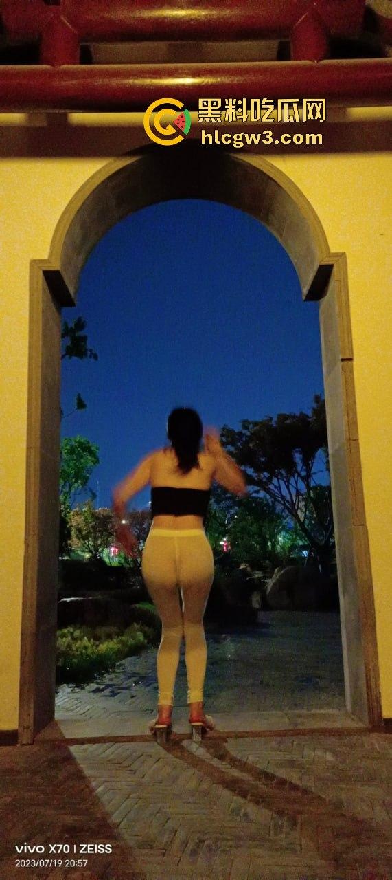 金华极品情侣【小鸟医人】大胆露出！户外放尿、透视装全裸人前露出，骚劲简直拉满！-2