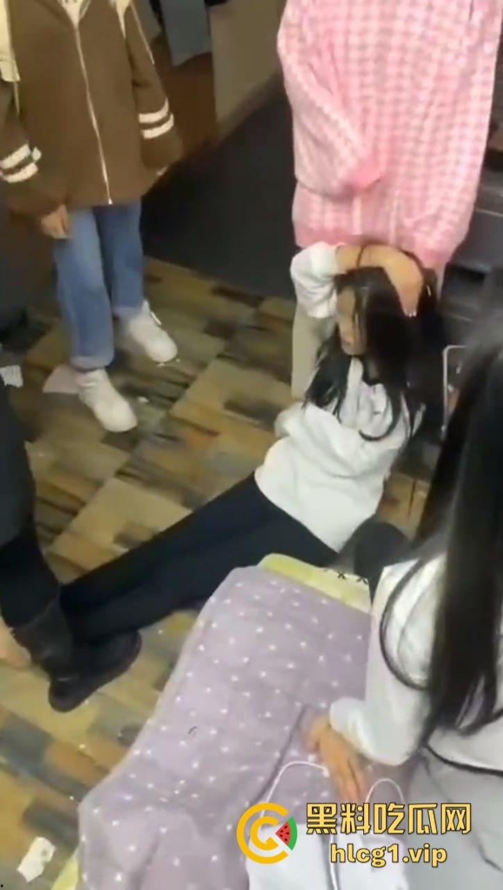 齐齐哈尔市甘南县16岁少女 【李鑫蕊】 遇围殴霸凌 用棍子打脸砸头 霸凌事件啥时候能停止啊!-3