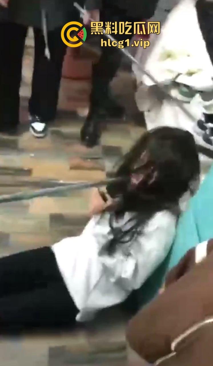 齐齐哈尔市甘南县16岁少女 【李鑫蕊】 遇围殴霸凌 用棍子打脸砸头 霸凌事件啥时候能停止啊!-9