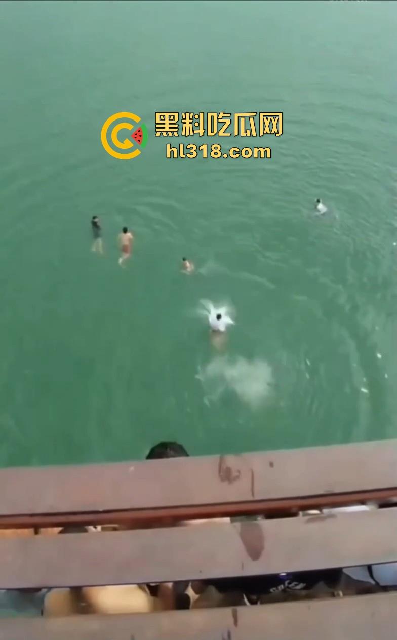 西班牙小伙跳水表演变成事故，这下好啦不看清楚情况再跳，直接跳人头上，把下面的人骨头全砸断了！-3