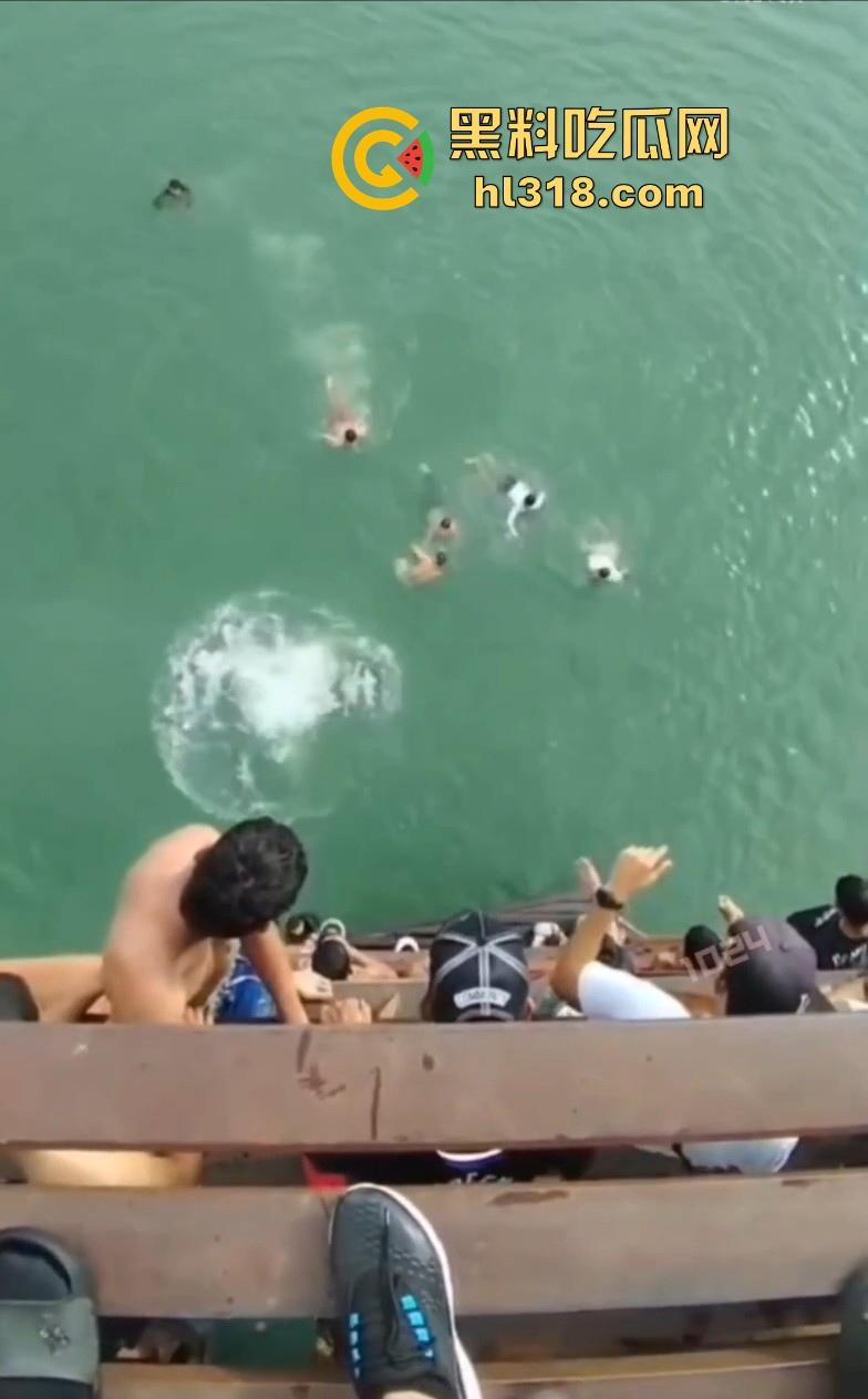 西班牙小伙跳水表演变成事故，这下好啦不看清楚情况再跳，直接跳人头上，把下面的人骨头全砸断了！-5