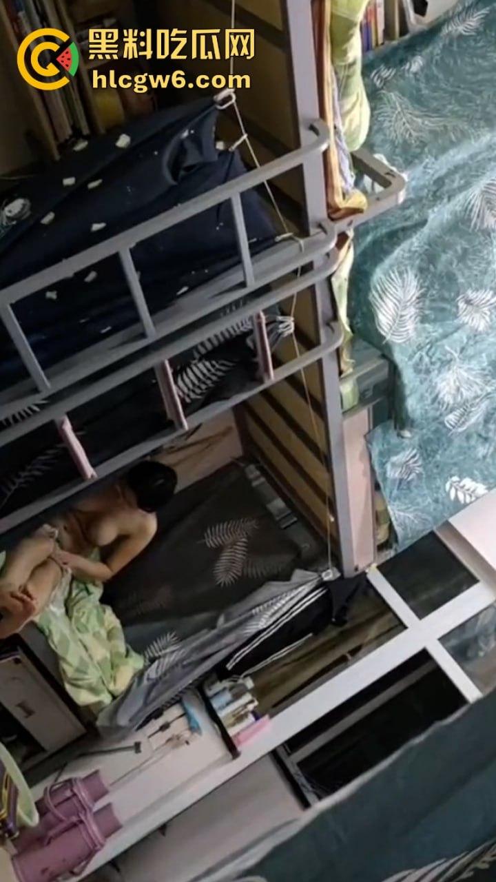 妹子还不起高利贷 被逼直播偷拍室友换衣服抵债！心里很矛盾 表示一天也不想坚持了！-6