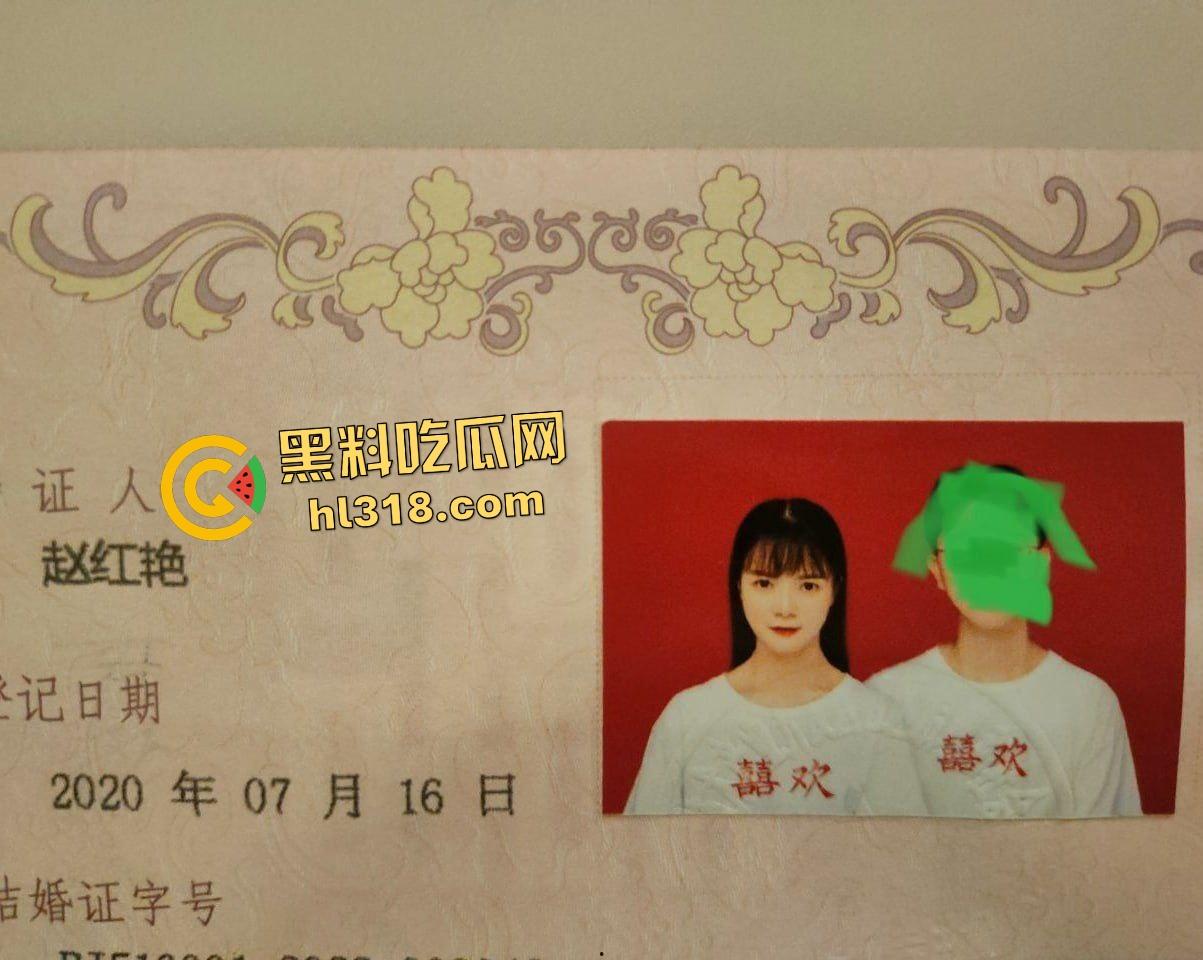 四川大学硕士【赵红艳】高材生反差婊被绿帽癖老公狂拍后入骑乘,希望有金主来帮他解决“困难”!-1