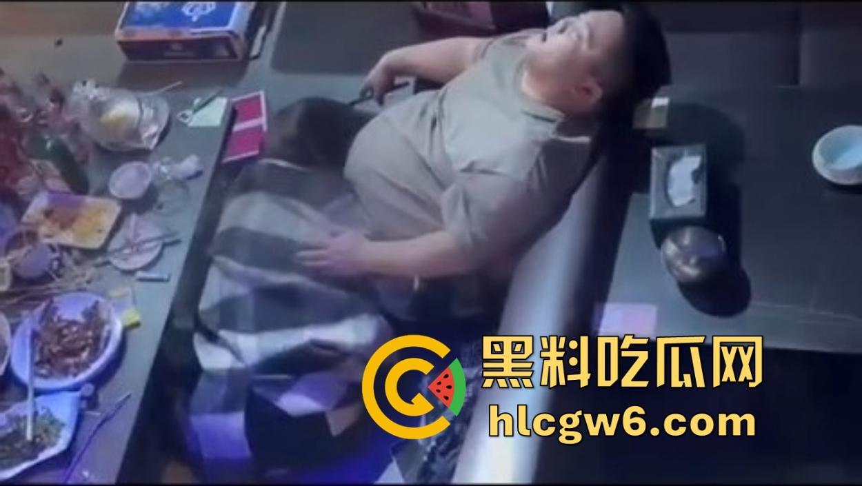 滑县音乐餐厅上演大型咽棒现场,大哥悠闲躺平 骚女当众舔肉棒舔到情深深,保安看不下去强制清场!-1
