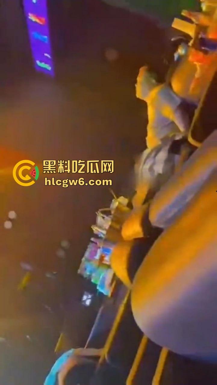滑县音乐餐厅上演大型咽棒现场,大哥悠闲躺平 骚女当众舔肉棒舔到情深深,保安看不下去强制清场!-6
