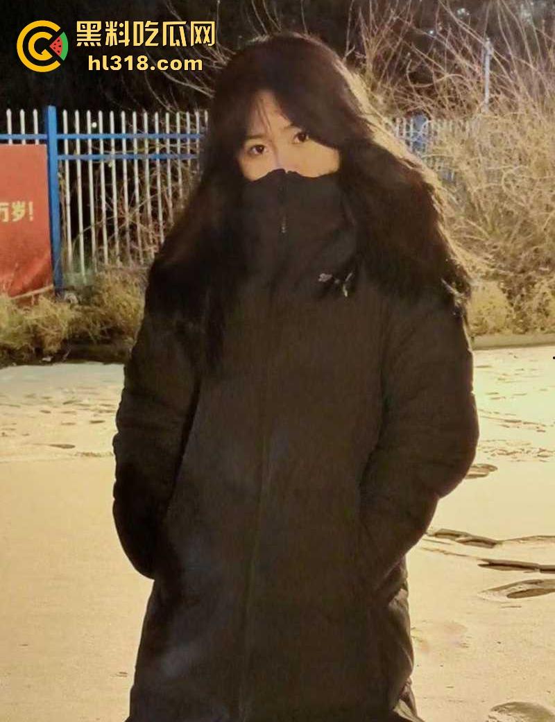 哈尔滨大学清纯女大【黄菲菲】调教视频流出，反差母狗趁室友熟睡拍露穴淫片，白色网袜为金主足交骚气满屏！-6