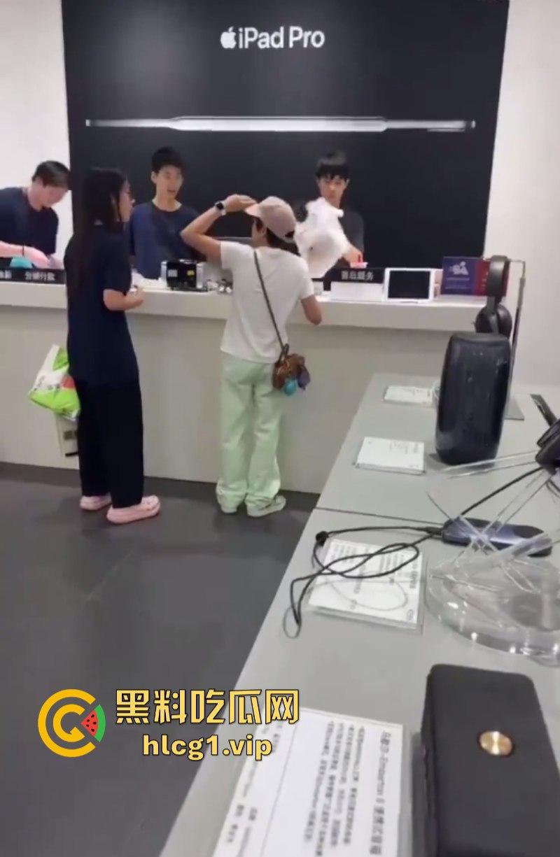 全红婵为妈妈挑选手机 遭网友质疑为什么不买国产手机 要买苹果手机-5