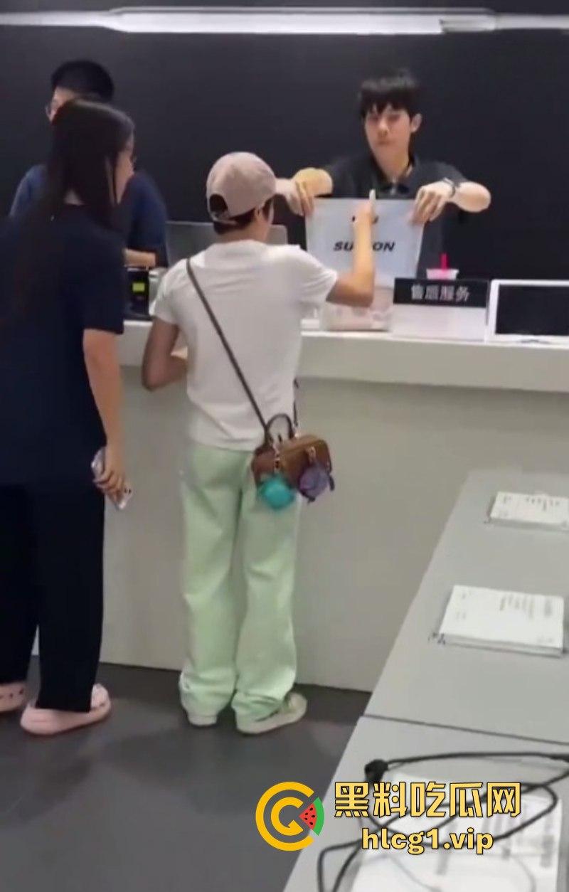 全红婵为妈妈挑选手机 遭网友质疑为什么不买国产手机 要买苹果手机-7