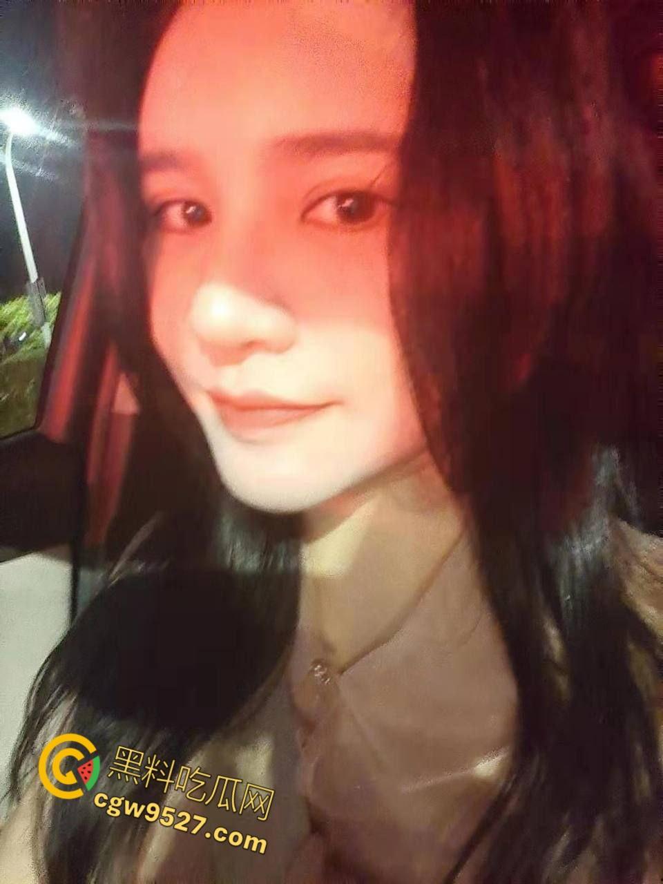 湖南女销售【苏美娜】，瞒着男友和客人多人运动，前后夹击三洞齐开，从肛塞到整个肉棒插入一脸的享受 !-3