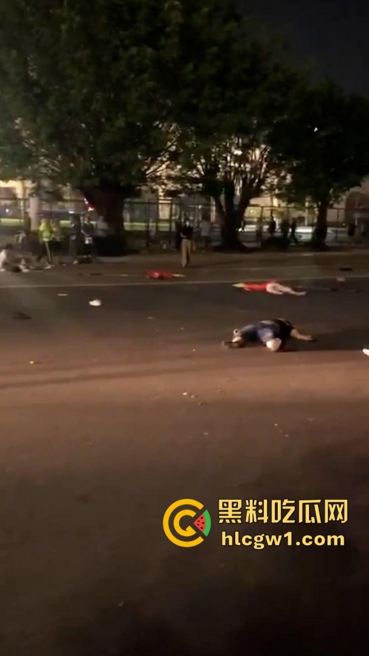 广东珠海体育场一男子突然发狂开车冲撞众人 多人惨遭碾压 血腥现场视频流出 死了一大片?-26