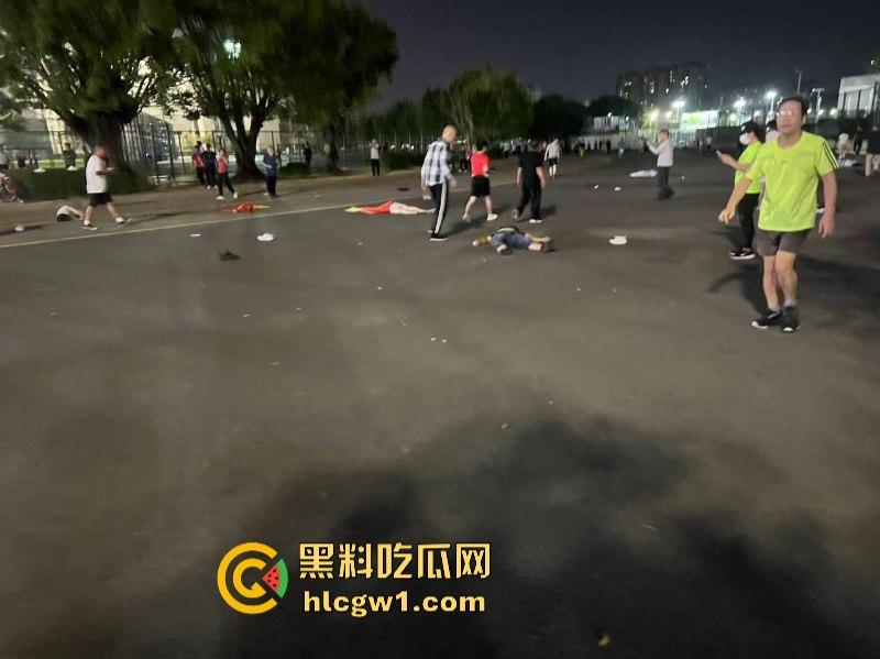 广东珠海体育场一男子突然发狂开车冲撞众人 多人惨遭碾压 血腥现场视频流出 死了一大片?-27