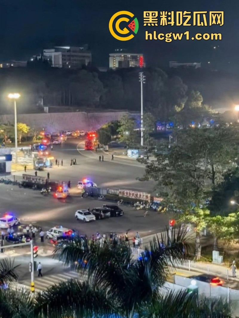 广东珠海体育场一男子突然发狂开车冲撞众人 多人惨遭碾压 血腥现场视频流出 死了一大片?-28