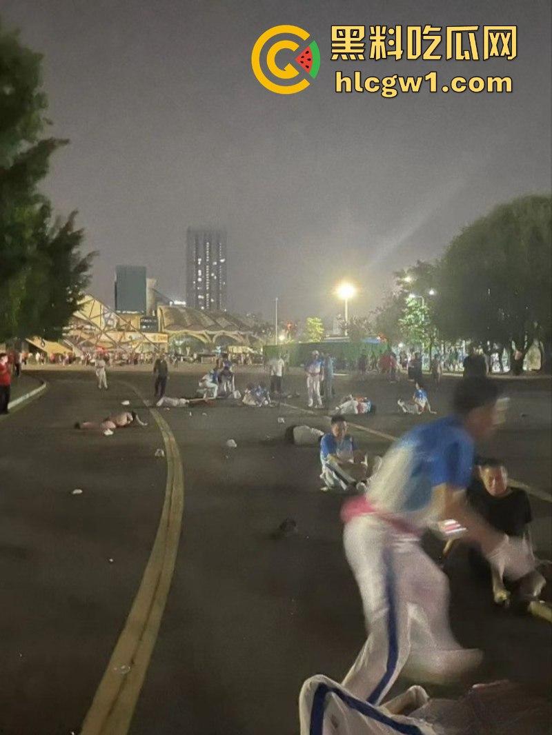 广东珠海体育场一男子突然发狂开车冲撞众人 多人惨遭碾压 血腥现场视频流出 死了一大片?-29