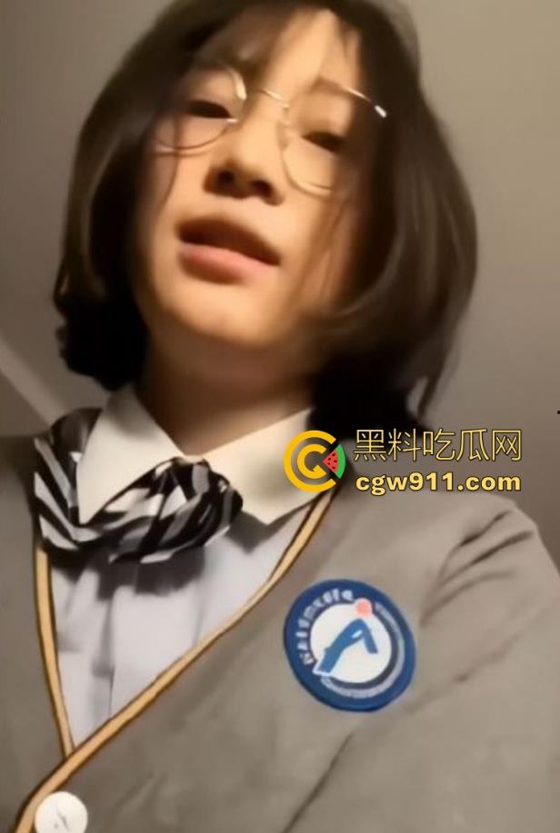 河南实验中学高三眼镜学妹【徐奕尹】激情性爱视频流出!校服露脸调教,被操的满脸通红喘息不止,反差感爆棚!-1