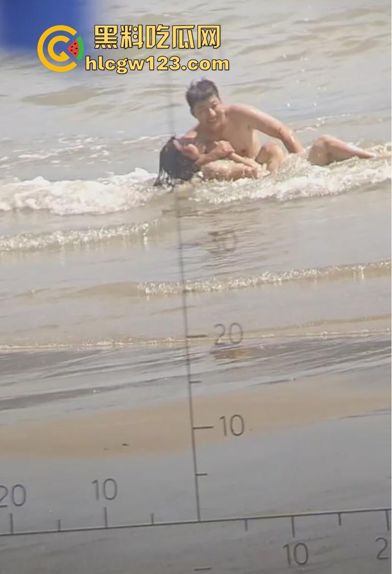 饥渴哥海边发情 与老婆水中调情疯狂扣逼 哥们是要打海炮吗？-7