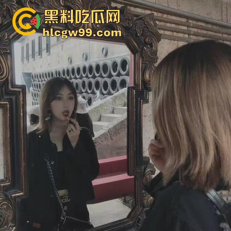 江西短发骚货【佘茜冉】为50万彩礼穿渔网袜情趣制服跪镜子前给男友口爆,500块操一次不香吗?-3