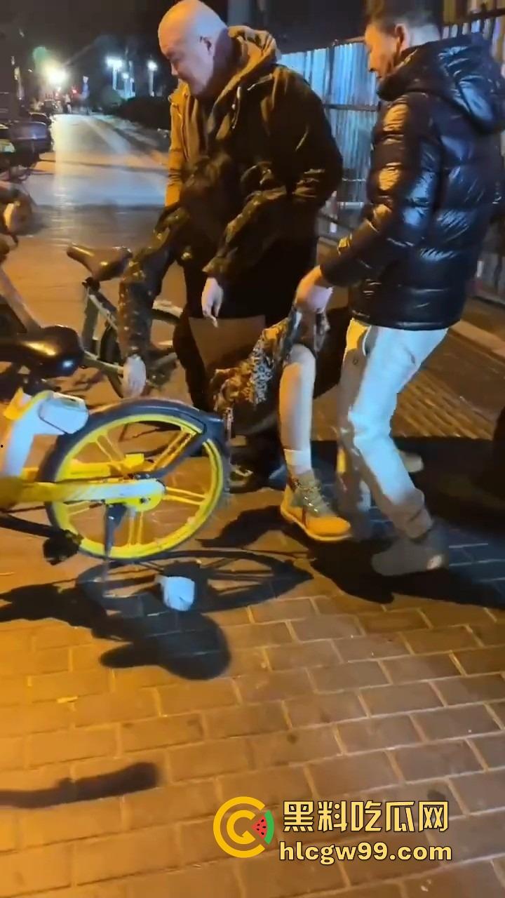 北京三里屯深夜捡尸大队，不扶奶奶过马路，专捡喝趴的光腿妹子，扶得走就扶上三蹦子一抬直接送走！-8