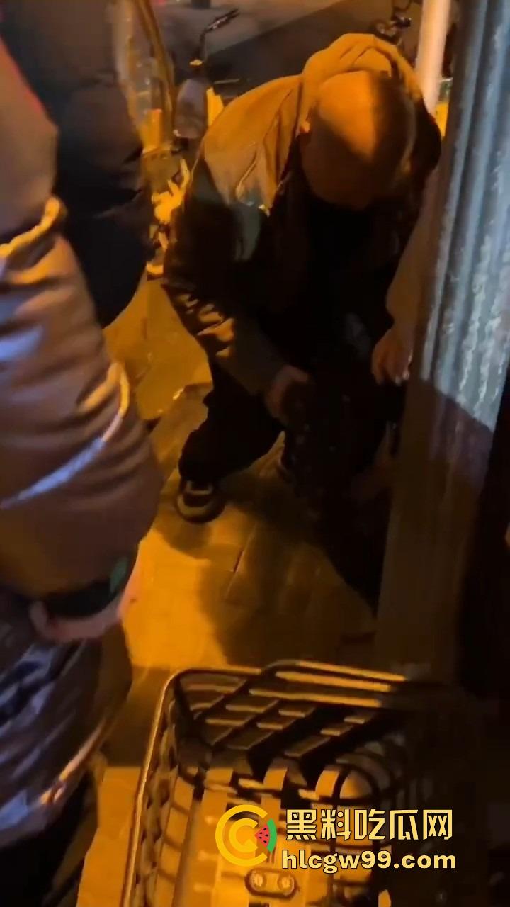 北京三里屯深夜捡尸大队，不扶奶奶过马路，专捡喝趴的光腿妹子，扶得走就扶上三蹦子一抬直接送走！-9