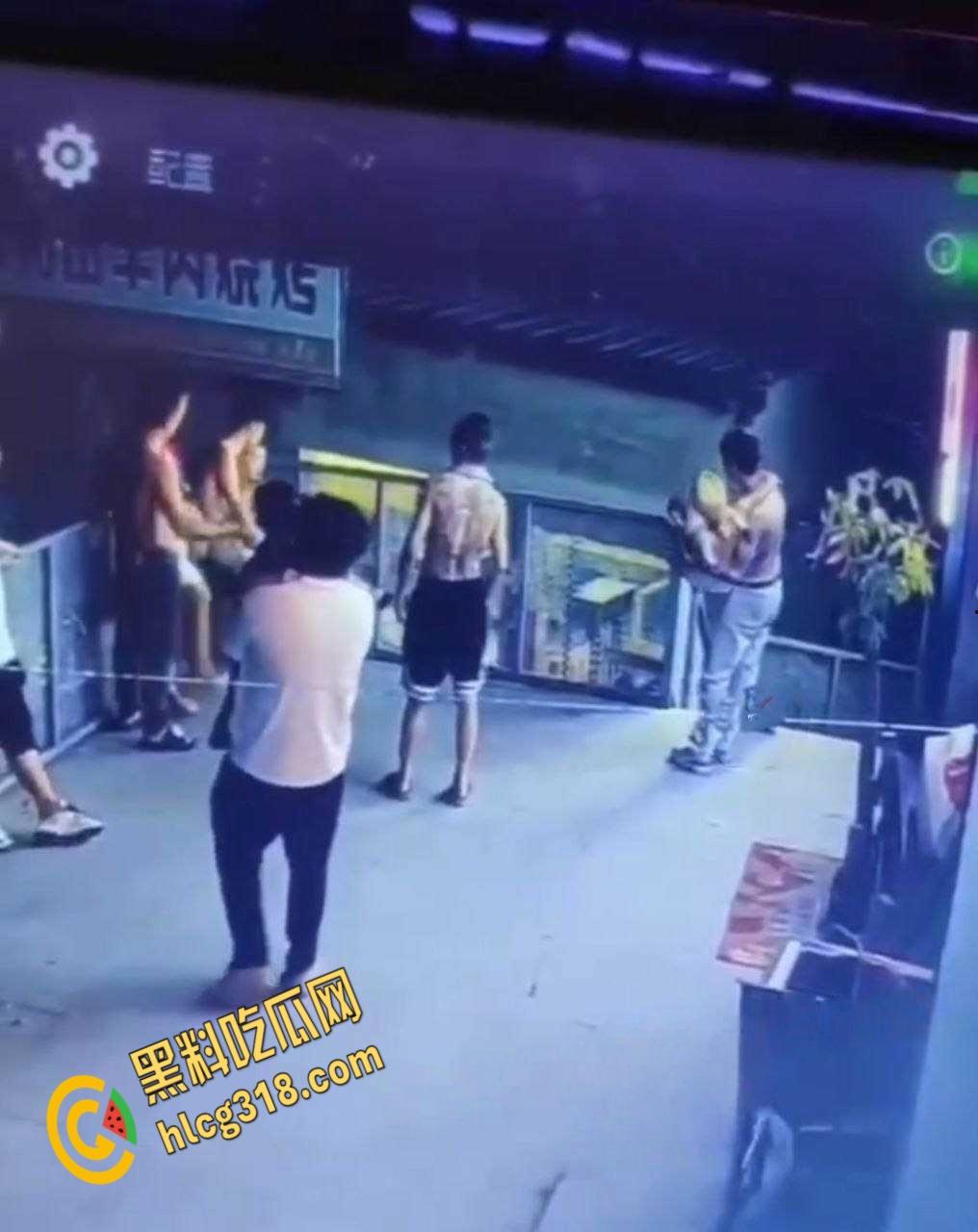 酒后男子抱起女孩体力不支,女孩还把脚勾在护栏外,最终男子失手女孩掉下去了!-2