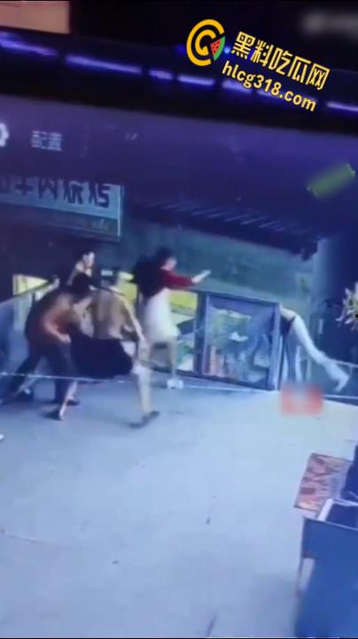 酒后男子抱起女孩体力不支,女孩还把脚勾在护栏外,最终男子失手女孩掉下去了!-6