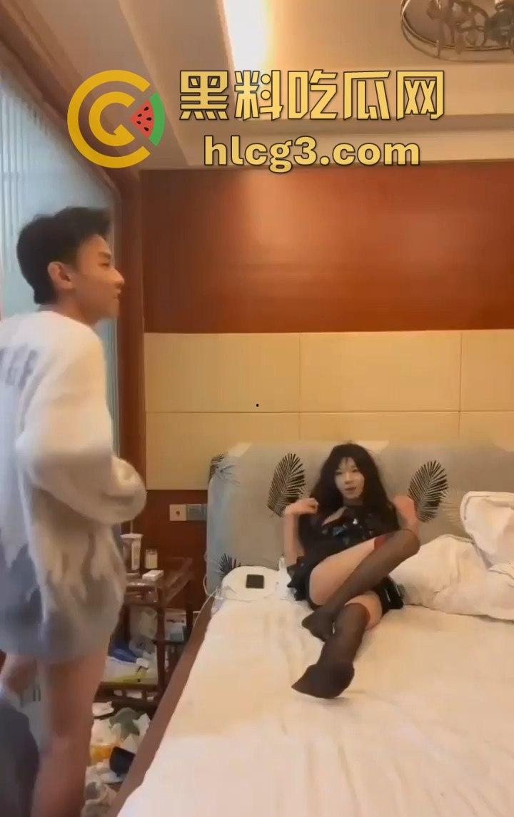 重庆人妖伪娘莎莎与TS姐妹戏弄19岁纯情小哥哥！黑丝大屌萌妹想被爆菊未果！小伙哭着说硬不起来 ！-7